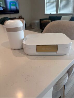 bentgo White Lunch Box with Gold Accent and Snack Cup